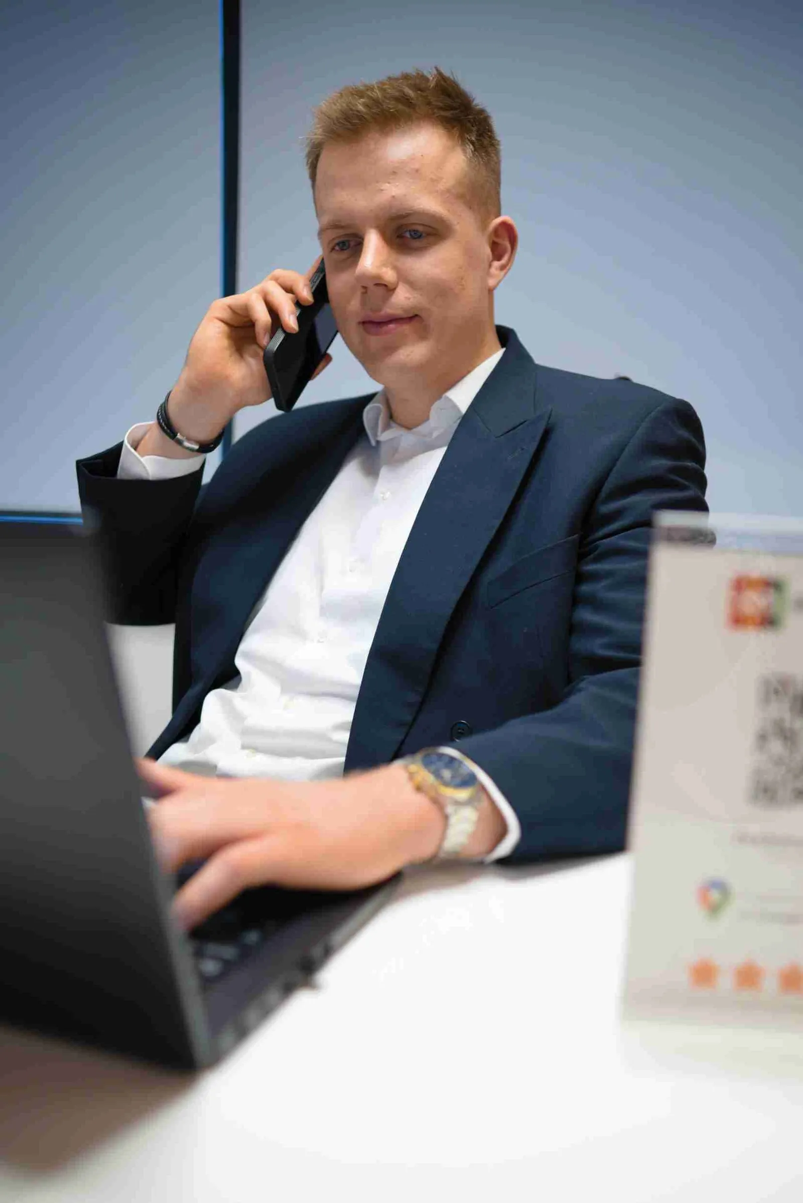 Jakub Matul przy biurku